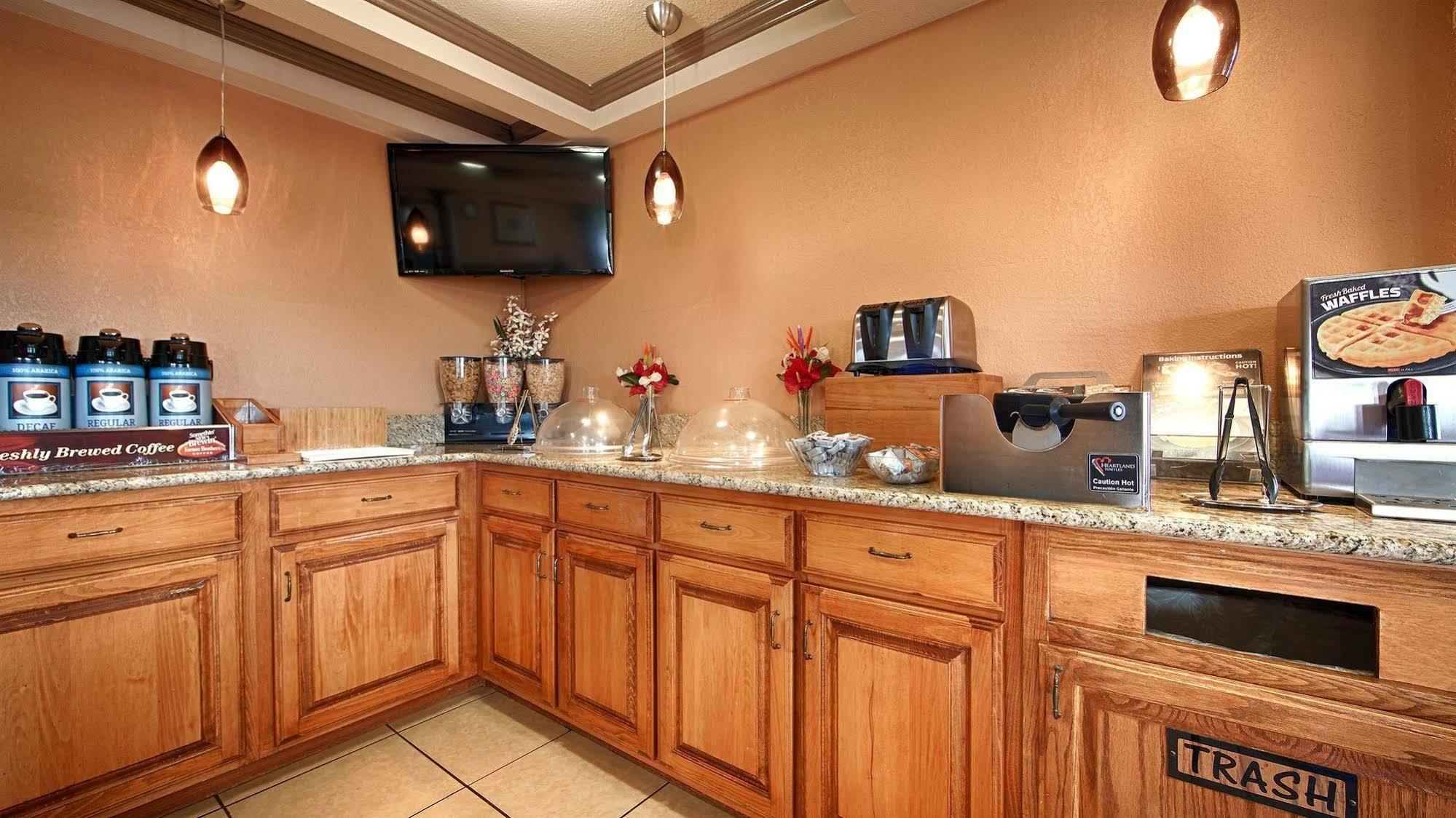 Best Western Montis Inn Saint Robert Bagian luar foto